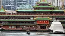 Foto yang diambil pada 3 Maret 2020 menunjukkan Jumbo Floating Restaurant, restoran terapung terkenal di Hong Kong, China selatan, yang saat ini menangguhkan bisnisnya di tengah wabah virus corona COVID-19. Total kasus terkonfirmasi COVID-19 di Hong Kong bertambah menjadi 126. (Xinhua/Li Gang)