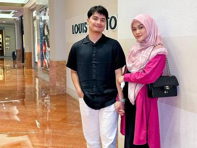 Hamil anak pertama dari pernikahannya dengan Alvin Faiz, aura keibuan Henny Rahman makin terpancar. Pakai dress warna hitam kemudian dipadukan dengan outer panjang warna merah muda, baby bump Henny Rahman tidak terlihat jelas. Namun jika diperhatikan dengan detail, perut mantan istri Zikri Daulay sudah makin buncit. Meski tengah hamil, penampilan ibu satu anak ini tetap stylish. (Liputan6.com/IG/@hennyyrahman)