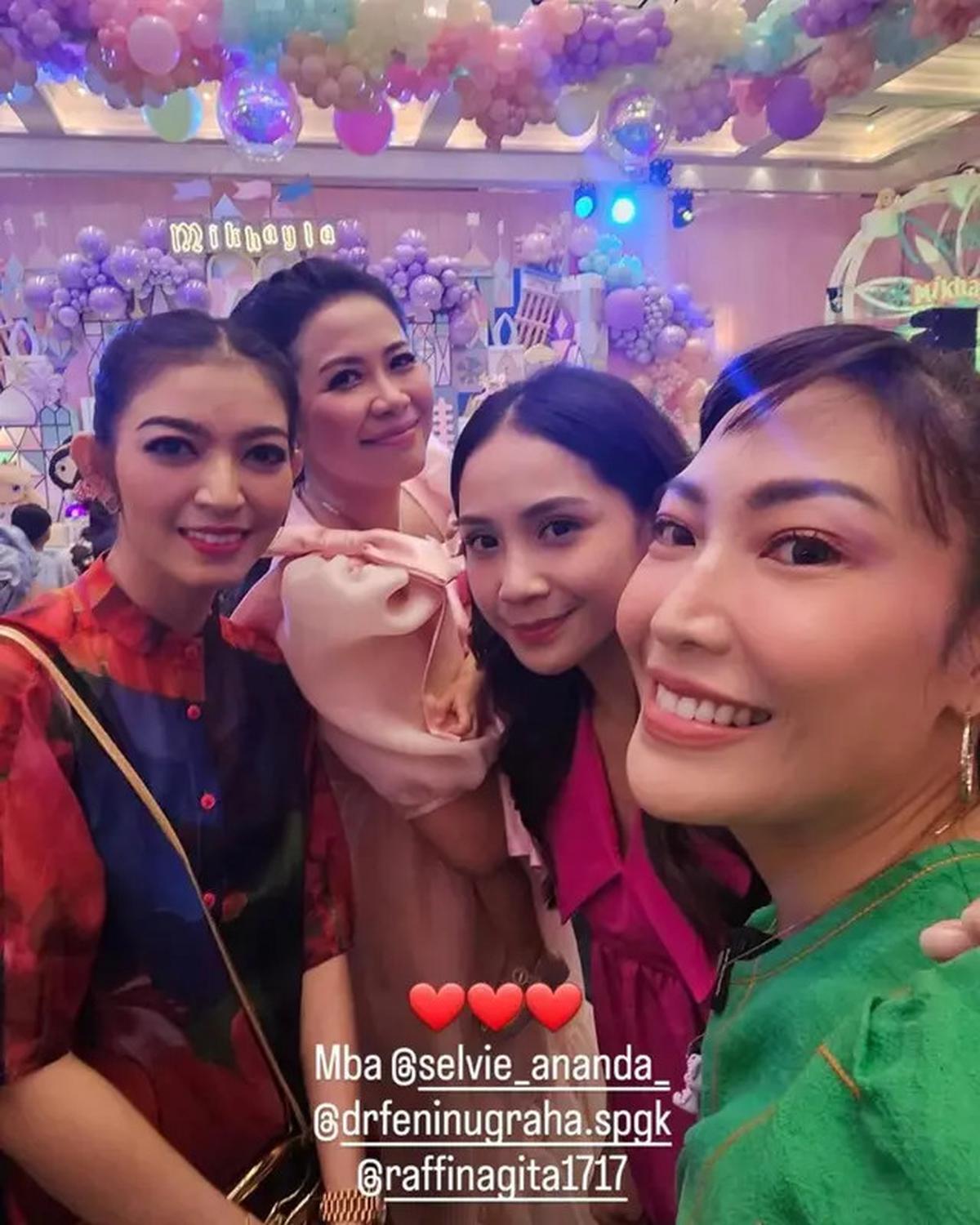 8 Gaya Selvi Ananda, Geng Cendol, hingga Aaliyah Massaid di Pesta Ulang Tahun Bertema Disney Princess Anak dr. Feni Nugraha