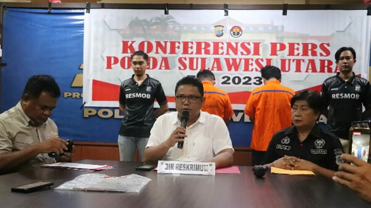Dirreskrimum Polda Sulut Kombes Pol Gani F Siahaan didampingi Kaur Penum Subbid Penmas Bidhumas Polda Sulut Kompol Selfie Torondek, saat konferensi pres di ruang rapat Polda Sulut, Jumat (31/3/2023).