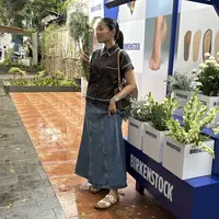 Ayla Dimitri mengenakan sandal dengan Footbed Ecosystem dari Birkenstock. [Anisha/Fimela]
