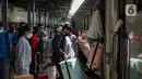 <p>Pemudik menunggu giliran untuk naik ke dalam kereta tujuan mereka di Stasiun Pasar Senen, Jakarta, Selasa (26/4/2022). Sepekan menjelang Lebaran, lonjakan jumlah penumpang kereta api sudah mulai terlihat pada Selasa siang ini, dan diperkirakan akan terus bertambah hingga 30 April atau H-2 Idul Fitri. (Liputan6.com/Faizal Fanani)</p>