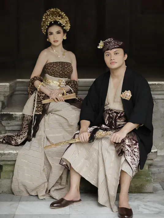 Tak banyak polesan yang dilakukan Dhirman di wajah Lini. Ia aplikasikan beberapa warna cokelat di are mata dengan fake lashes yang panjang. [@dhirmannputra]