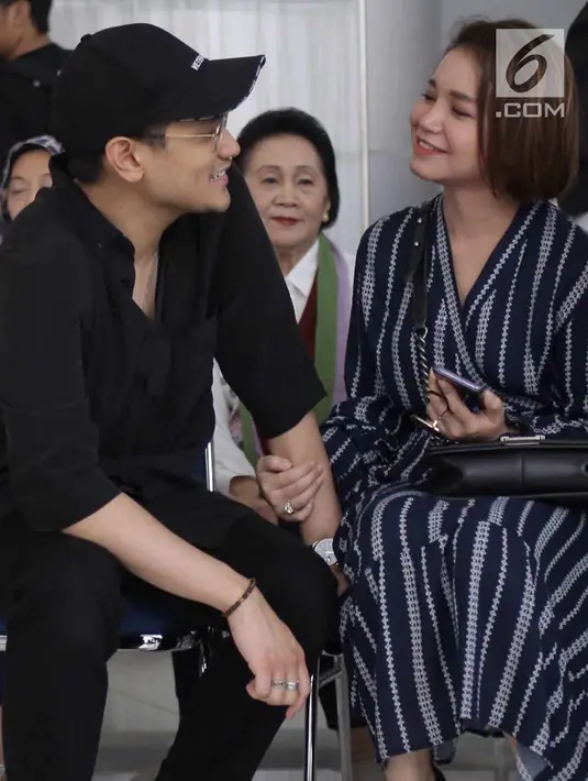 Penyanyi Afgan dan Rossa berbincang sebelum menghibur pasien anak-anak di RSCM, Jakarta, Senin (28/5). Dalam acara tersebut mereka juga kerap menunjukkan kemesraannya. (Liputan6.com/Faizal Fanani)