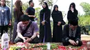 Para sahabat dari Denny Cagur turut hadir dalam pemakaman ayahanda. Mereka melakukan doa untuk almarhum Rodjali bin Toto serta bagi keluarga yang ditinggalkan. (Deki Prayoga/Bintang.com)