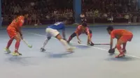 Tim hoki indoor putra DKI Jakarta menang atas tim tuan rumah dengan skor 2-0 pada laga perdana babak penyisihan PON Jawa Barat 2016 di komplek Universitas Pendidikan Indonesia (UPI), Bandung, Selasa (13/9/2016). (Bola.com/Erwin Snaz)