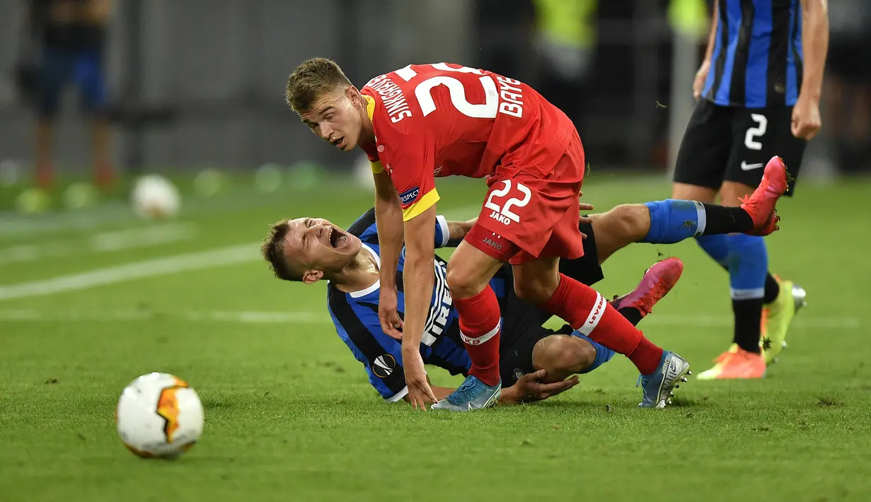 Pemain Inter Milan Nicolo Barella (kiri) berebut bola dengan pemain Bayer Leverkusen Daley Sinkgraven pada perempat final Liga Europa di Duesseldorf Arena,  Dusseldorf, Jerman, Senin (10/8/2020). Inter Milan melaju ke semifinal usai mengalahan Bayer Leverkusen 2-1. (AP Photo/Martin Meissner)