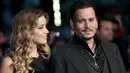Aktor Johnny Depp (kanan) saat didampingi istrinya Amber Heard dalam pemutaran perdana film "Black Mass " di London, Inggris, Minggu (11/10/2015).Aktor 52 tahun ini terkenal setelah membintangi film Pirates of Caribbean. (REUTERS/Suzanne Plunkett)
