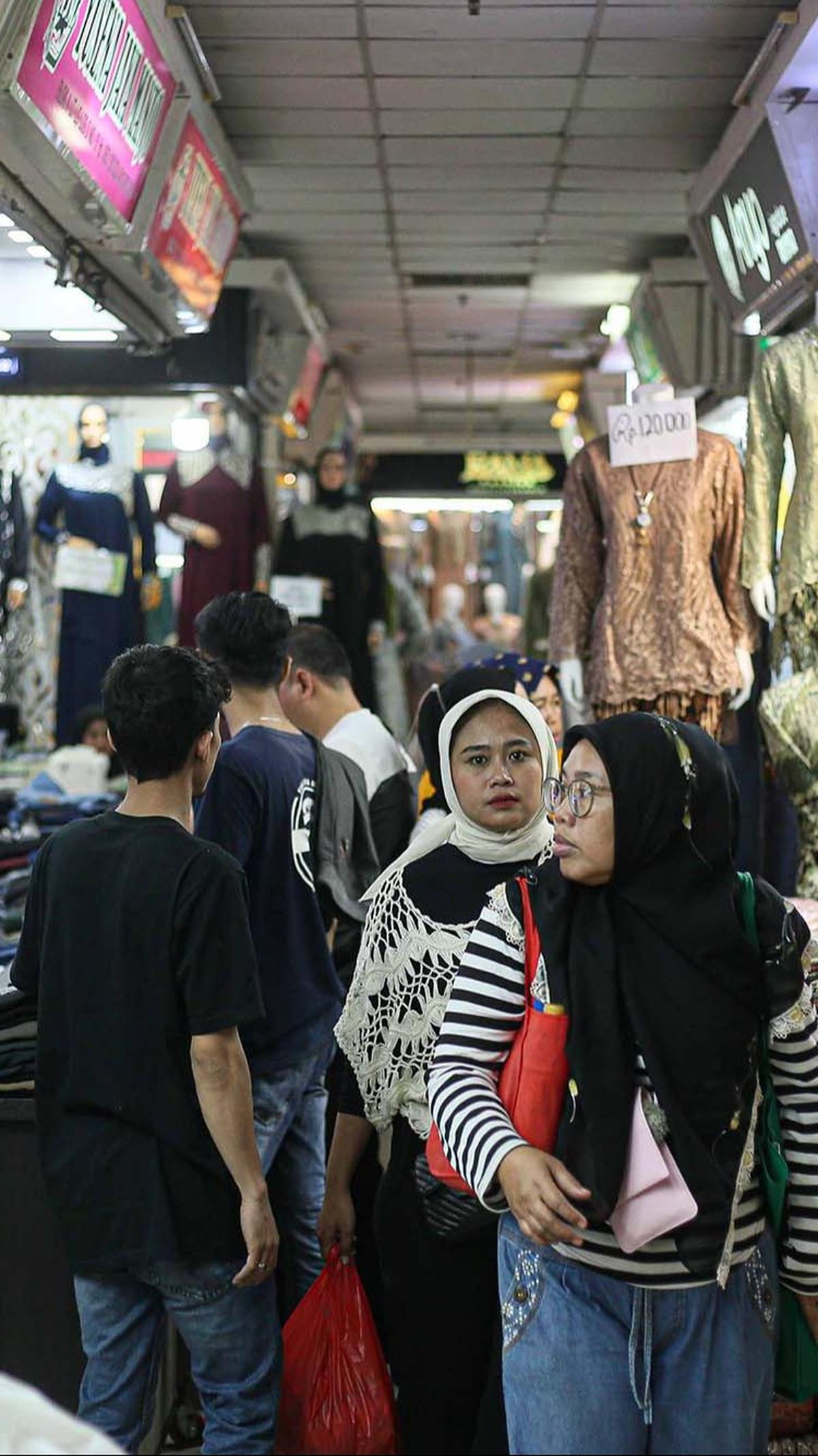Terlihat ada cukup banyak orang yang berjalan di koridor.