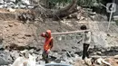 Aktivitas pekerja menyelesaikan proyek normalisasi Kali Kayu Putih, Jakarta, Selasa (15/10/2019). Proyek normalisasi Kali Kayu Putih yang merupakan aliran dari Kali Sunter sebagai langkah Suku Dinas Tata Air Jaktim dalam memaksimalkan fungsi kali pada musim penghujan. (merdeka.com/Iqbal S. Nugroho)