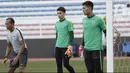 Pelatih kiper Timnas Indonesia U-22, Hendro Kartiko, memberikan instruksi saat latihan di Stadion Rizal Memorial, Manila, Senin (25/11/2019). Latihan ini persiapan jelang laga SEA Games 2019 melawan Thailand. (Bola.com/M Iqbal Ichsan)