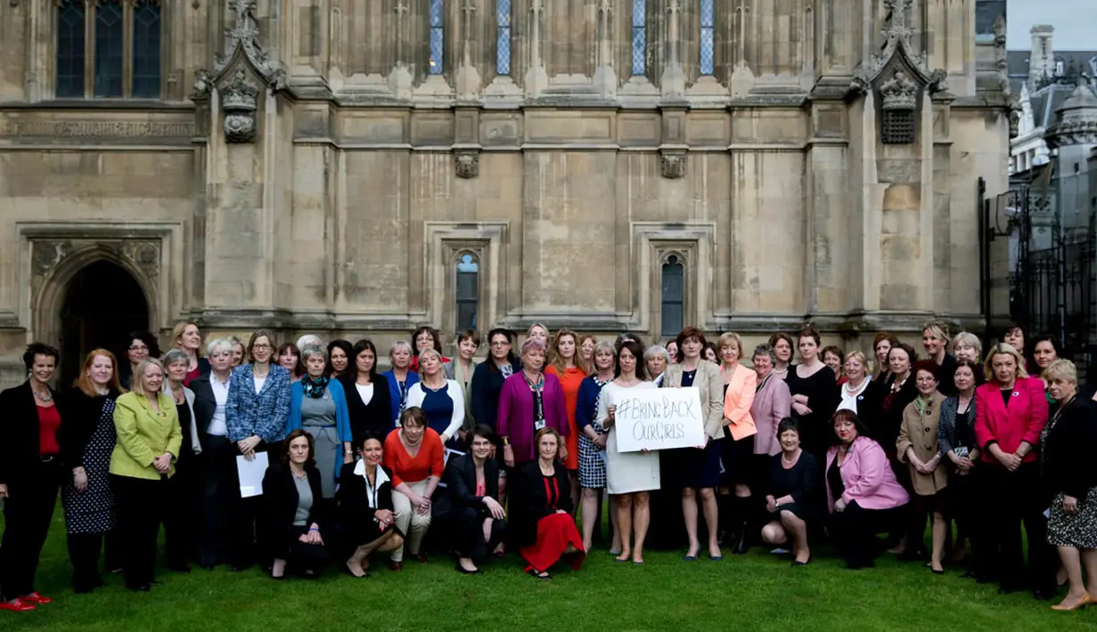 Di Inggris, sejumlah anggota parlemen perempuan berpose di Istana Westminster sambil membentangkan spanduk "Bring Back Our Girls", (13/5/2014). (REUTERS/Neil Hall)