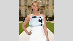 Aktris peraih Oscar itu tampil cantik saat menghadiri acara Christian Dior fashion show di Paris Fashion Week di Paris, Prancis, Senin (7/7/14). (Getty Images)