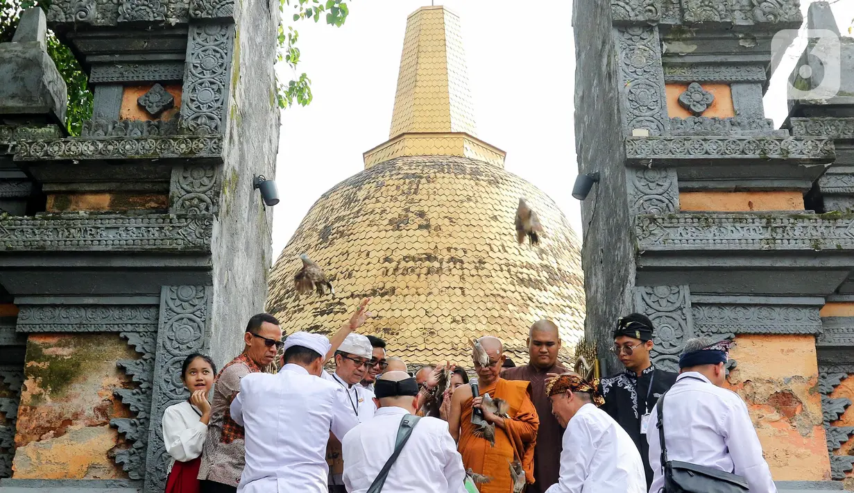 Perayaan Tri Suci Waisak merupakan momen reflektif dan religius yang mengajak umat meneladani nilai luhur Buddha dan mengamalkan Dhamma dalam kehidupan sehari-hari. (Liputan6.com/Herman Zakharia)