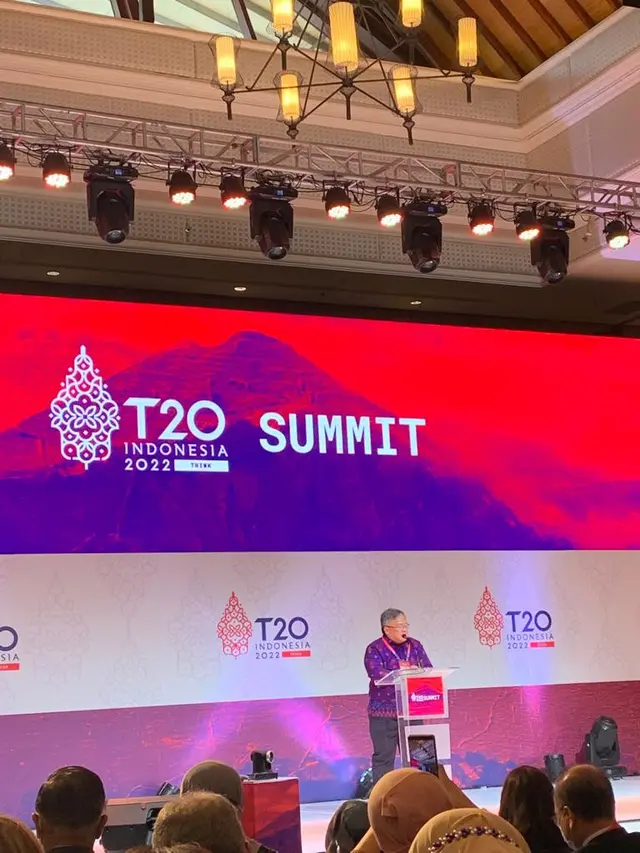Prof. Bambang Brodjonegoro selaku Lead Co-Chairs dari T20 Indonesia dalam pidato pembukaan KTT T20 yang digelar di Nusa Dua, Bali pada 4-6 September 2022.(Liputan6/Benedikta Miranti T.V)