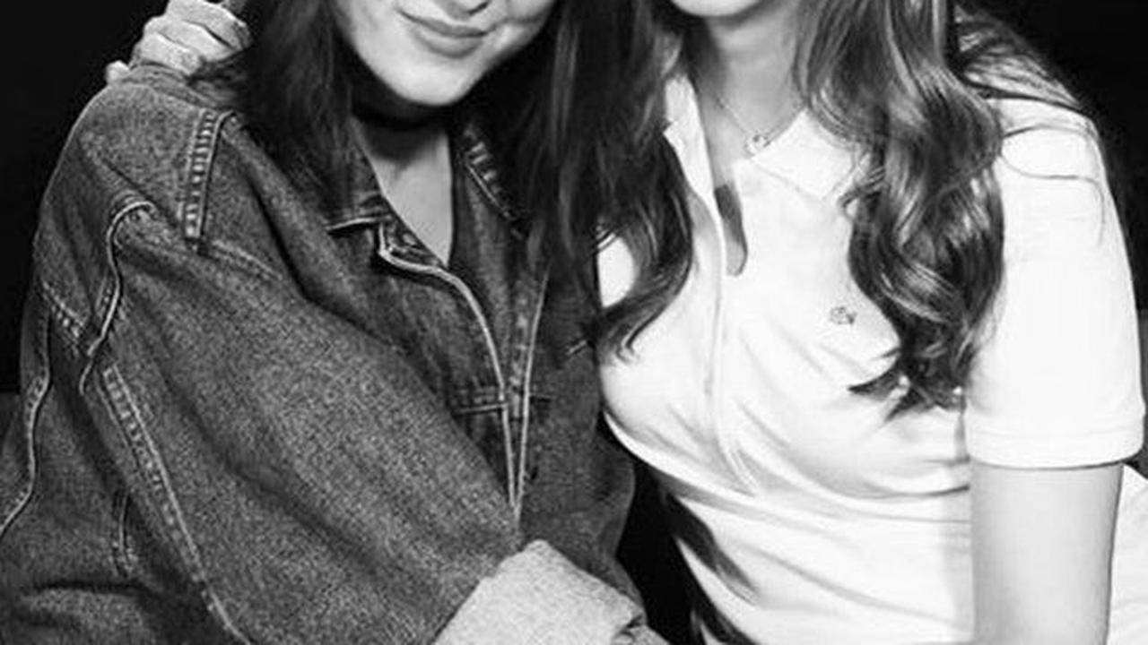 Keakraban Julie Estelle dan Cathy Sharon ternyata terjalin hingga mereka dewasa. Tak sedikit dari mereka yang menyebut jika keduanya merupakan sister goals.