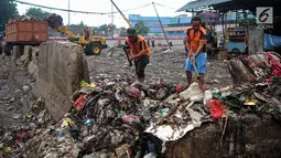 Petugas kebersihan DKI Jakarta membersihkan sisa sampah di TPS Lokbin Pasar Minggu, Jakarta, Jumat (19/5). TPS lokbin Pasar Minggu ditutup karena pada 22 Mei mendatang, Lokbin di Blok C Pasar Minggu akan diresmikan. (Liputan6.com/Yoppy Renato)