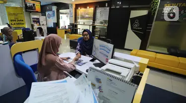 Petugas melayani wajib pajak di salah satu kantor pelayanan pajak Pratama di Jakarta, Kamis (30/5/2024). (Liputan6.com/Angga Yuniar)