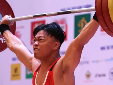 Cabor angkat besi berhasil meraih medali emas keduanya di SEA Games 2021 melalui aksi memukau lifter Rahmat Erwin Abdullah yang tampil di kelas 73 kg putra, Sabtu (21/5/2022). Selain mempersembahkan medali emas, ia juga mampu memecahkan rekor SEA Games atas namanya sendiri. (Bola.com/Ikhwan Yanuar)