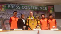 Mitra Kukar perkenalkan pelatih baru asal Spanyol di Jakarta, Rabu (20/12/2017). (Bola.com/Benediktus Gerendo Pradigdo)