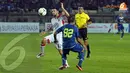 Pemain DC United Michael Callahan mencoba memberikan tekanan pada pertahanan Persib (Liputan6.com/Helmi Fithriansyah).