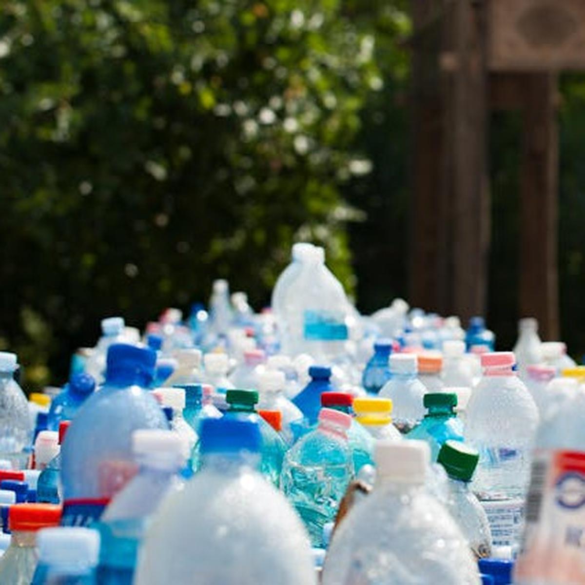 Ilustrasi Botol Plastik yang Menumpuk