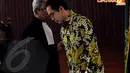 Tubagus Chaeri Wardhana alias Wawan terlihat berdiskusi dengan Adnan Buyung Nasution di Pengadilan Tipikor Jakarta, Kamis (10/4/2014) (Liputan6.com/Faisal R Syam).
