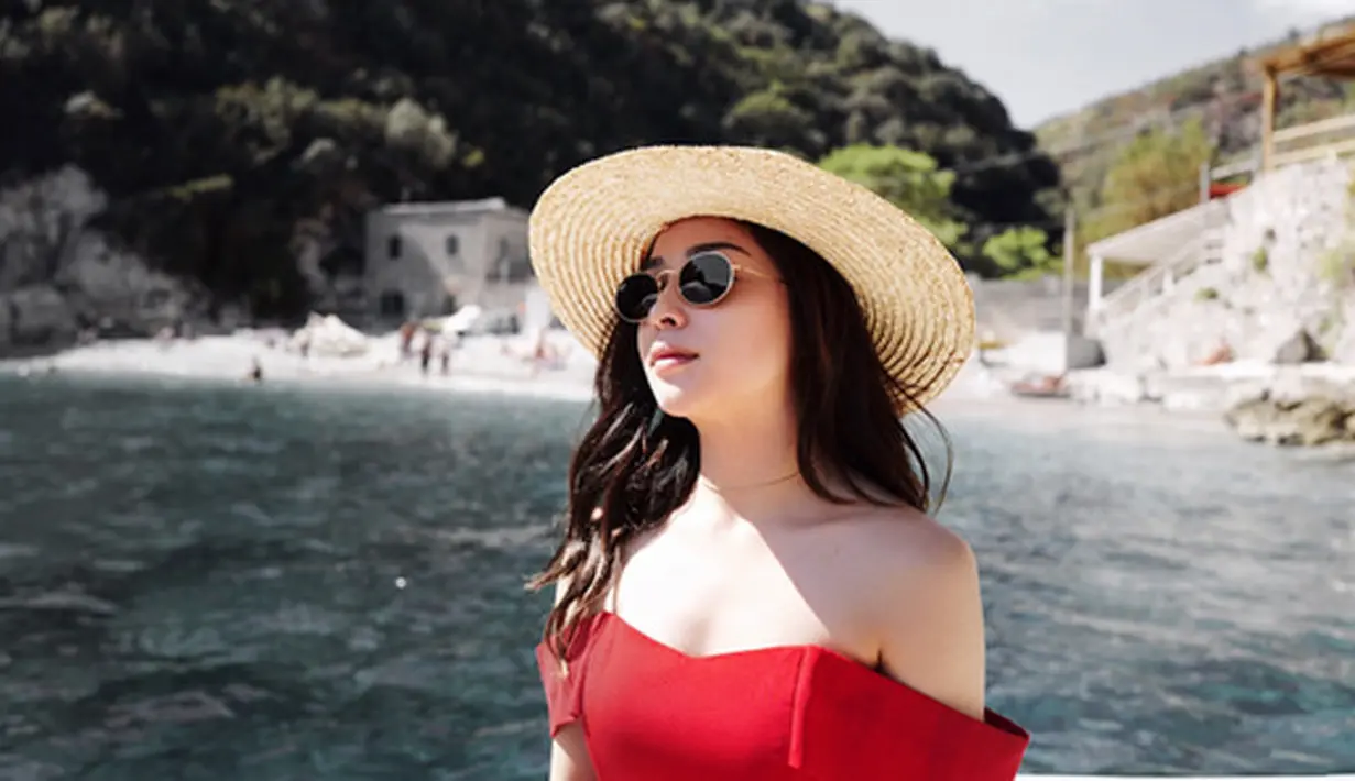 Tidak hanya pujian cantik yang melihat foto pemeran sinetron Dua Wanita Cantik ini. Ditambah lagi, kulit mulus terlihat jelas dan rambutnya dibiarkan tergerai. Tapi juga ada yang mengaku merinding melihatnya. (Instagram/nikitawillyofficial94)