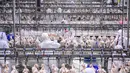 Pekerja mengolah ayam di pabrik daging dan unggas di Shenyang di provinsi Liaoning timur laut China (26/8/2021).  (AFP/STR/China Out)