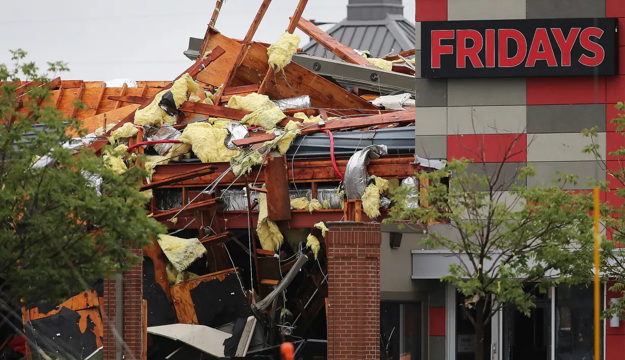Kerusakan restoran Fridays akibat badai di Tusla, Oklahoma, Minggu (6/8). Ahli meteorologi Cuaca Nasional mengatakan tornado sangat jarang terjadi di bulan Agustus, seperti yang dialami Kota Tulsa. (Tulsa World via AP/Tom Gilbert)