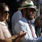 Pippa Middleton ditemani adiknya, James Middleton, menyaksikan hari ketiga kejuaraan tenis Grand Slam Wimbledon 2017 di London, Rabu (5/7). Pippa menyempurnakan gayanya tersebut dengan kacamata hitam yang terasa semakin glamor. (Adrian DENNIS / AFP)