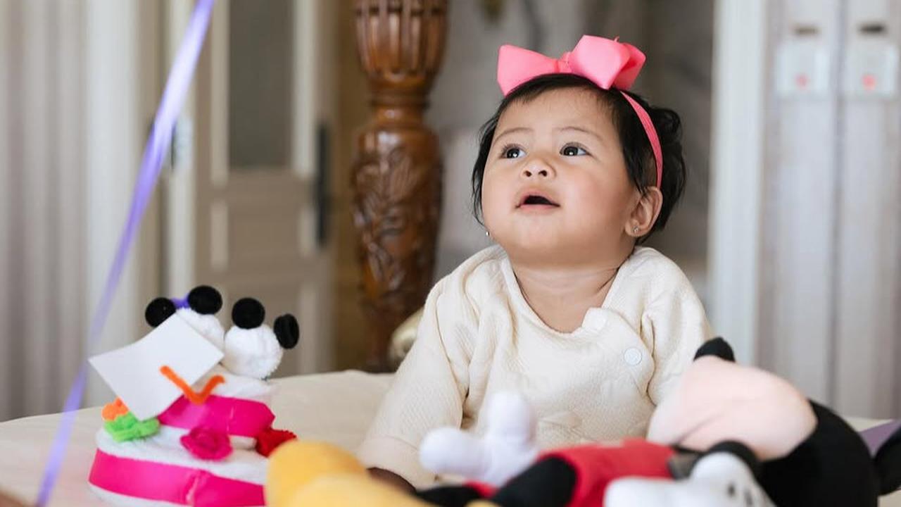 Potret Gaya Ceria Baby Lily Berbalut Baju Kotak-Kotak Merah, Menggemaskan Banjir Panggilan Baru