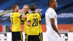 Gelandang Swedia, Emil Forsberg (tengah) melakukan selebrasi dengan rekan setim usai mencetak gol pertama Swedia ke gawang Armenia dalam laga uji coba menjelang berlangsungnya Euro 2020 di Solna, Sabtu (5/6/2021). Swedia menang 3-1 atas Armenia. (AFP/Jonathan Nackstrand)