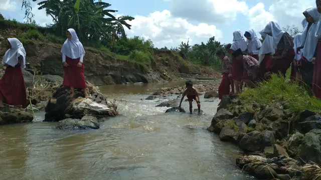 Perjuangan Siswa Arungi Sungai Hingga Runtuhnya Jembatan Belanda