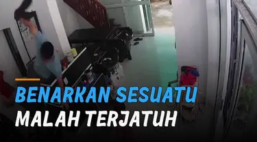 Ia terjatuh saat kursi yang digunakan bergeser.