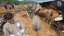 Warga korban longsor menyelamatkan barang-barang miliknya di Dusun Cimapag, Desa Sirnaresmi, Kecamatan Cisolok, Sukabumi, Selasa (1/1). Longsor mengakibatkan 30 rumah yang dihuni 107 jiwa tertimbun pada 31 Desember 2018. (merdeka.com/Arie Basuki)