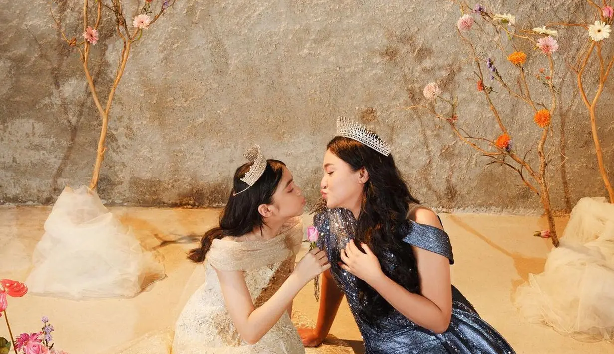 Sienna tampil cantik dalam balutan dress boatneck dan mahkota saat berfoto bersama ibunya [@siennakasyafani]