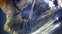 Foto ISS ke gunung berapi Cumbre Vieja di pulau La Palma, suatu pulau dalam gugusan Kepulauan Canary. (Sumber Wikimedia Commons).