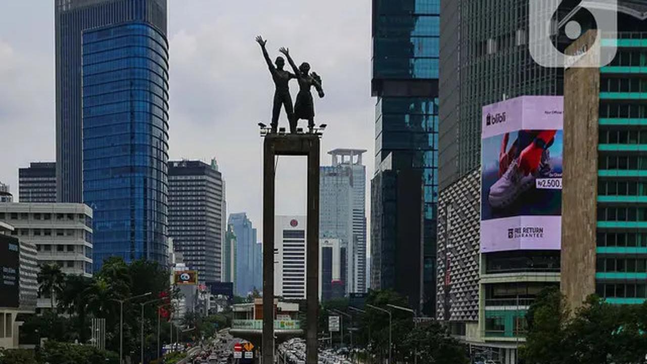 Semarak Kawasan Bundaran Hotel Indonesia dengan Ornamen Khas Perayaan Imlek