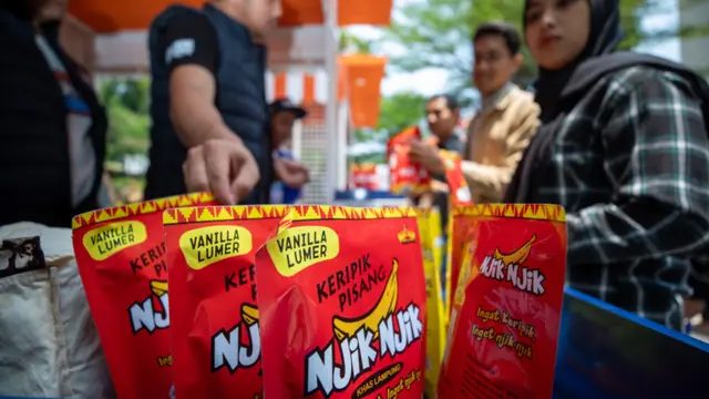 Pelaku UMKM, Riki Junaidi pemilik usaha keripik pisang "Njik Njik" di daerah Bakauheni, Provinsi Lampung, merupakan binaan dari BRI
