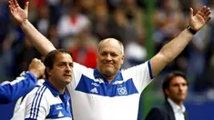 Hamburg's coach Martin Jol celebrates after their 4th day Bundesliga football match against Bayer Leverkusen on September 13, 2008 at the in Hamburg. Hamburg won 3-2 and takes the head of the Bundesliga. AFP PHOTO DDP/ ROLAND MAGUNIA