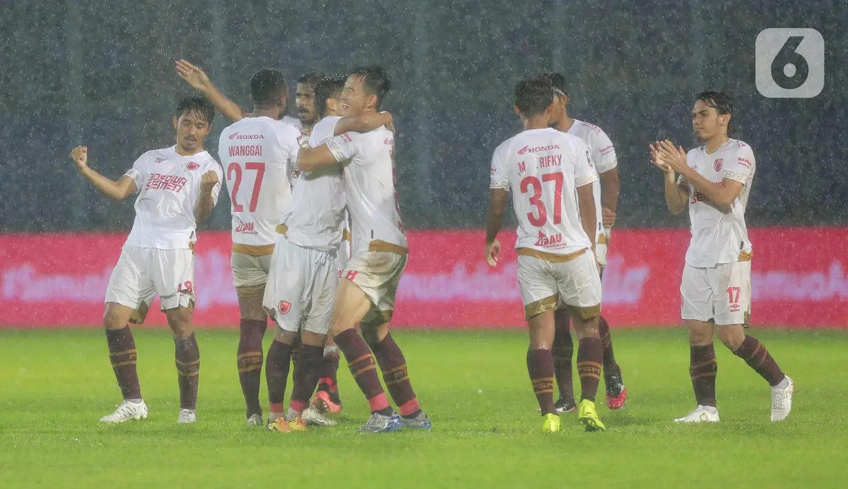 Ekspresi pemain PSM Makassar setelah menang adu penalti melawan PSIS Semarang dalam laga Perempat final Piala Menpora 2021 di Stadion Kanjuruhan, Malang, Jumat (9/4/2021). PSIS vs PSM berakhir dengan skor 2-4 via adu tendangan penalti. (Bola.com/Arief Bagus)