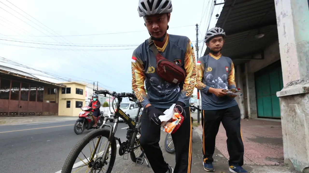 Peserta Gowes G-Land Ride  memungut sampah di sepanjang jalan yang dilewati (Istimewa)