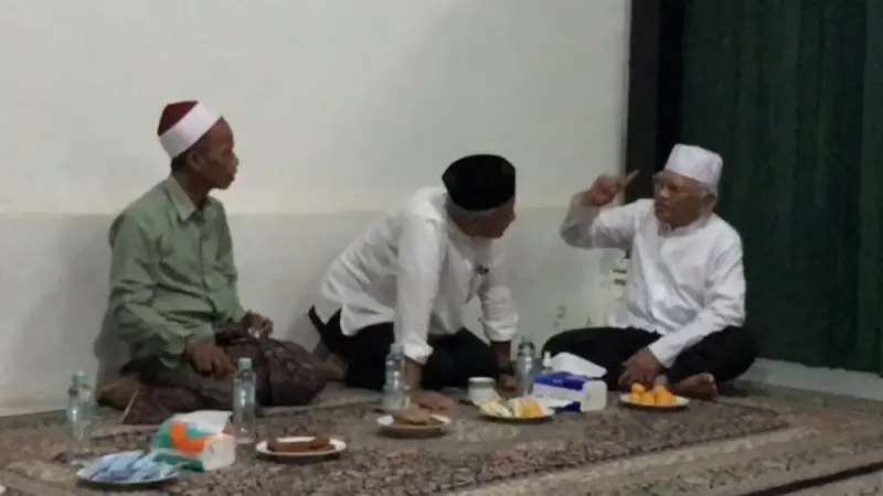 Ganjar Pranowo sowan Gus Mus di Ponpes Roudlotut Thalibin, Leteh, Rembang. (Foto: Liputan6.com/Ahmad Adirin)