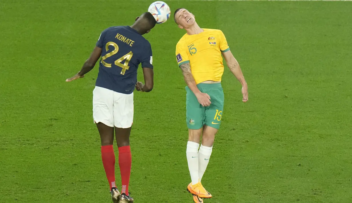 Penyerang Australia, Mitchell Duke berebut bola udara dengan bek Prancis, Ibrahima Konate pada pertandingan grup D Piala Dunia 2022 Qatar di Stadion Al Janoub di Al Wakrah, Qatar, Rabu (23/11/2022). Prancis menang atas Australia dengan skor 4-1. (AP Photo/ Alessandra Tarantino)