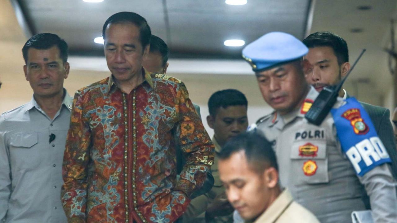 VIDEO: Jokowi Blak-blakan Momen Dalam Kantor Polisi Lapor Kasus Ijazah Palsu, Dihujani 35 Pertanyaan