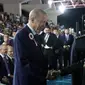 Briptu Tiara Nissa Zulbida bersalaman dengan Presiden Turki Recep Tayyip Erdogan usai wisuda kelulusan. (Istimewa)