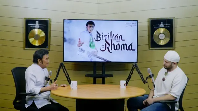 Ridho Rhoma dan Rhoma Irama di channel Youtube Rhoma Irama Official.
