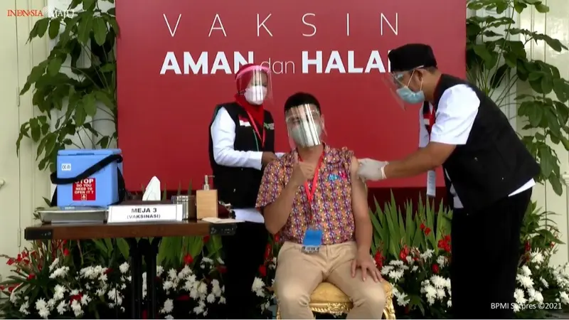 Raffi Ahmad terima vaksin. (tangkapan layar YouTube/ Sekretariat Presiden)