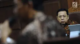 Terdakwa dugaan korupsi proyek e-KTP, Setya Novanto (kanan) menyimak keterangan saksi pada sidang lanjutan di Pengadilan Tipikor, Jakarta, Kamis (8/3). Sidang mendengar keterangan saksi-saksi. (Liputan6.com/Helmi Fithriansyah)